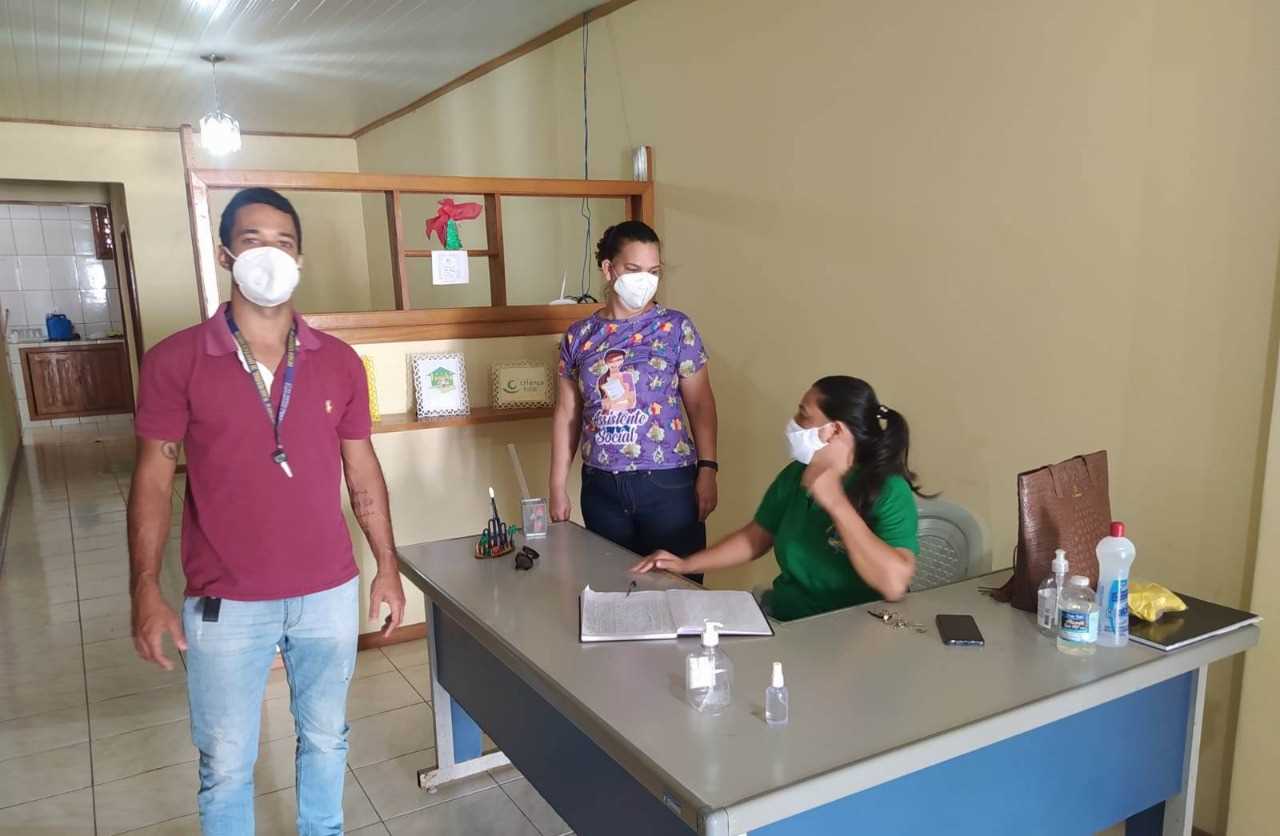 Camacã: Secretaria de Assistência Social vai a Jacareci e distribui alimentos e máscaras